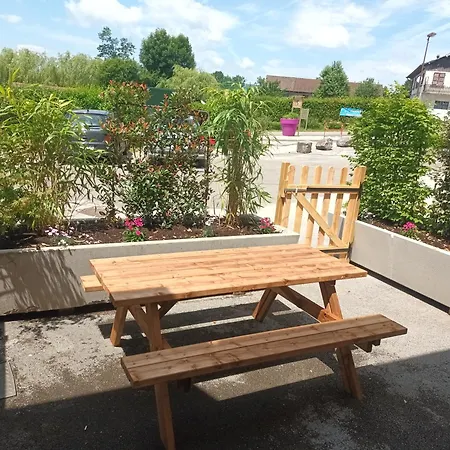 4 Personnes Proche Des Cascades Du Herisson * Дусье